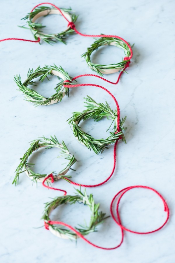 22 Festive DIY Christmas Garland