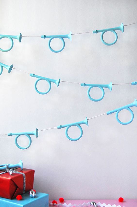22 Festive DIY Christmas Garland