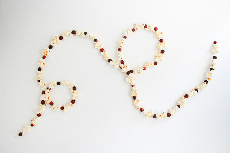 22 Festive DIY Christmas Garland