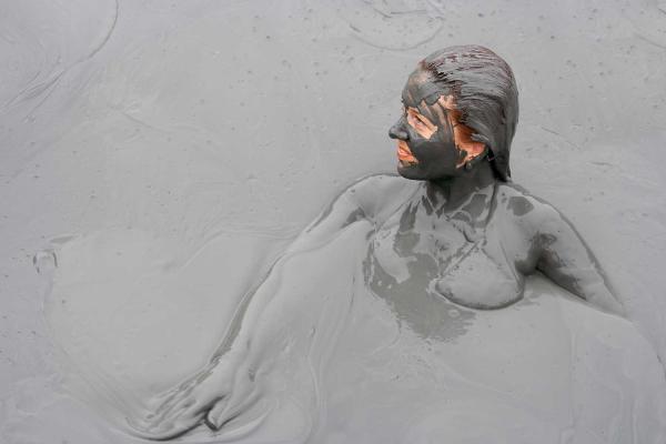 10 Tips to Celebrate Mud Pack Day and Treat Your Skin to a Holiday