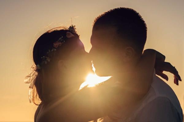 Kiss Your Fiance Day